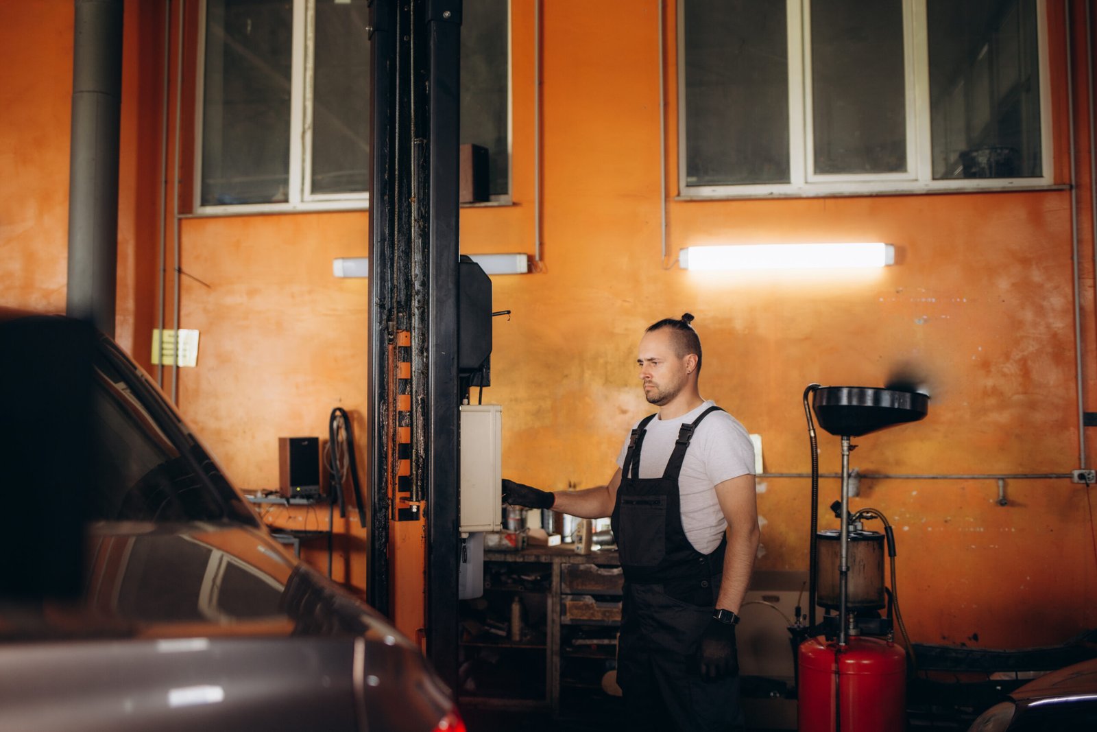 Mecánica general: reparación del motor de un coche en el taller
